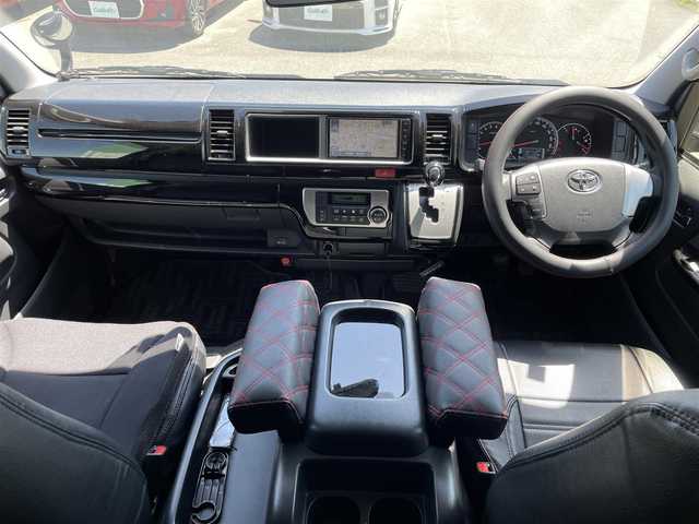 トヨタ ハイエース グランドキャビン 福岡県 2019(平31)年 1.5万km ブラック ・4列シート/・パワーステアリング/・パワーウインドウ/・スマートキー/・WAC/・ブルートゥース/・純正後席用モニター/・CDチェンジャー/・純正ETC2.0/・ウォークスルー/・純正フロアマット/・片側パワースライドドア/・ABS/・横滑り防止装置/・盗難防止装置/・オートライト