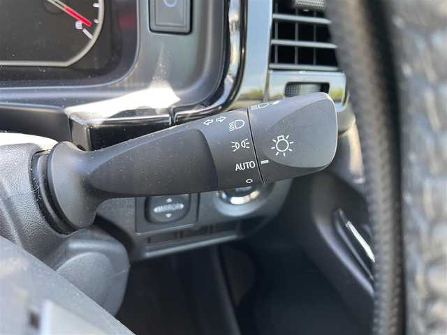 トヨタ ハイエース グランドキャビン 福岡県 2019(平31)年 1.5万km ブラック ・4列シート/・パワーステアリング/・パワーウインドウ/・スマートキー/・WAC/・ブルートゥース/・純正後席用モニター/・CDチェンジャー/・純正ETC2.0/・ウォークスルー/・純正フロアマット/・片側パワースライドドア/・ABS/・横滑り防止装置/・盗難防止装置/・オートライト