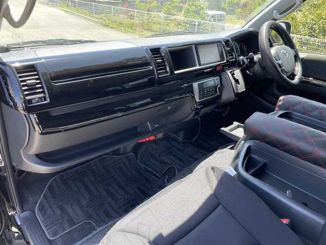 トヨタ ハイエース グランドキャビン 福岡県 2019(平31)年 1.5万km ブラック ・4列シート/・パワーステアリング/・パワーウインドウ/・スマートキー/・WAC/・ブルートゥース/・純正後席用モニター/・CDチェンジャー/・純正ETC2.0/・ウォークスルー/・純正フロアマット/・片側パワースライドドア/・ABS/・横滑り防止装置/・盗難防止装置/・オートライト