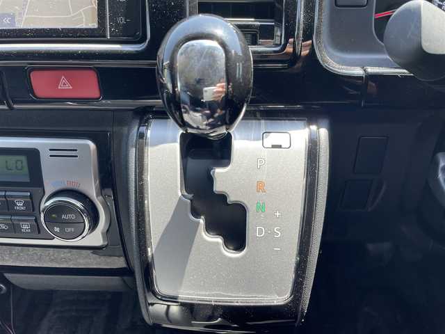 トヨタ ハイエース グランドキャビン 福岡県 2019(平31)年 1.5万km ブラック ・4列シート/・パワーステアリング/・パワーウインドウ/・スマートキー/・WAC/・ブルートゥース/・純正後席用モニター/・CDチェンジャー/・純正ETC2.0/・ウォークスルー/・純正フロアマット/・片側パワースライドドア/・ABS/・横滑り防止装置/・盗難防止装置/・オートライト