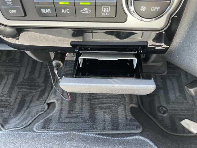 トヨタ ハイエース グランドキャビン 福岡県 2019(平31)年 1.5万km ブラック ・4列シート/・パワーステアリング/・パワーウインドウ/・スマートキー/・WAC/・ブルートゥース/・純正後席用モニター/・CDチェンジャー/・純正ETC2.0/・ウォークスルー/・純正フロアマット/・片側パワースライドドア/・ABS/・横滑り防止装置/・盗難防止装置/・オートライト