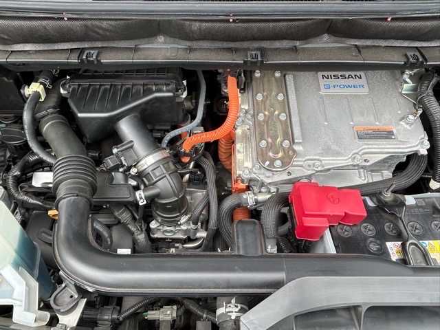日産 セレナ e－パワー ハイウェイスター V 千葉県 2020(令2)年 2.6万km マルーンレッド 純正ナビ/Bluetooth/CD/DVD/両側パワースライドドア/ハンズフリーパワースライドドア/フリップダウンモニター/アラウンドビューモニター/プロパイロット/インテリジェントパーキングアシスト/エマージェンシーブレーキ/速度標識認識機能/道路標識認識機能/ドライブレコーダー/ETC/ウォークスルー/プッシュスタート/ステアリングスイッチ/スペアキー×１/純正フロアマット/純正アルミホイール