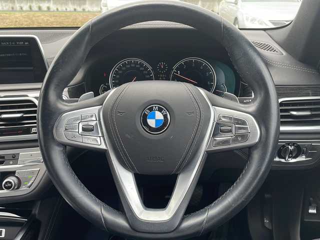 ＢＭＷ ７５０ｉ Mスポーツ 栃木県 2018(平30)年 7.6万km アルピンホワイトⅢ サンルーフ/純正10.25型ナビ/フルセグTV/サラウンドビューカメラ/アクティブクルーズコントロール/パークディスタンスコントロール/ドライビングアシストプラス/・ステアリング/レーンコントロール/・レーンディパーチャーウォーニング/・レーンチェンジウォーニング/・アクティブサイドコリジョンプロテクション/・前車接近警告機能/・衝突回避被害軽減ブレーキ/・後車衝突警報機能/・クロストラフィックウォーニング/パーキングアシスト/ツインターボ/アダプティブLEDヘッドランプ/デュアルオートエアコン/本革巻きスポーツステアリング/パドルシフト/エクスクルーシブナッパ革シート/全席シートヒーター/前席コンフォートシート/ベンチレーション/運転席パワーシート/メモリー/純正20インチアルミホイール/コンフォートアクセス/ハーマンカードンサラウンドシステム/禁煙車