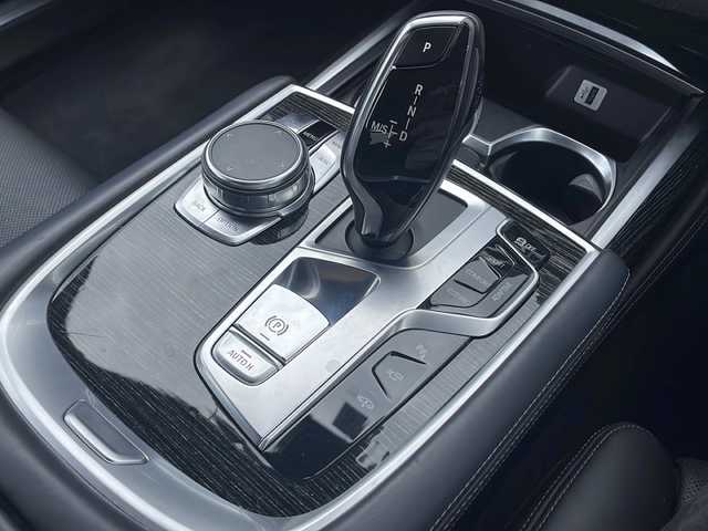 ＢＭＷ ７５０ｉ Mスポーツ 栃木県 2018(平30)年 7.6万km アルピンホワイトⅢ サンルーフ/純正10.25型ナビ/フルセグTV/サラウンドビューカメラ/アクティブクルーズコントロール/パークディスタンスコントロール/ドライビングアシストプラス/・ステアリング/レーンコントロール/・レーンディパーチャーウォーニング/・レーンチェンジウォーニング/・アクティブサイドコリジョンプロテクション/・前車接近警告機能/・衝突回避被害軽減ブレーキ/・後車衝突警報機能/・クロストラフィックウォーニング/パーキングアシスト/ツインターボ/アダプティブLEDヘッドランプ/デュアルオートエアコン/本革巻きスポーツステアリング/パドルシフト/エクスクルーシブナッパ革シート/全席シートヒーター/前席コンフォートシート/ベンチレーション/運転席パワーシート/メモリー/純正20インチアルミホイール/コンフォートアクセス/ハーマンカードンサラウンドシステム/禁煙車