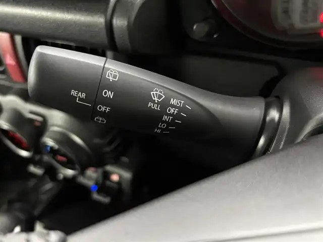 スズキ ジムニー シエラ JC 埼玉県 2022(令4)年 3.3万km ジャングルグリーン ＨＫＳマフラー　社外グリル・サス・タワーバー・リアピラーバー・ステアリングダンパー・ホイール　アルパイン９型ナビ　バックカメラ　ＴＶ　ＢＴ　アルパイン液晶ミラー　シートヒーター　クルコン