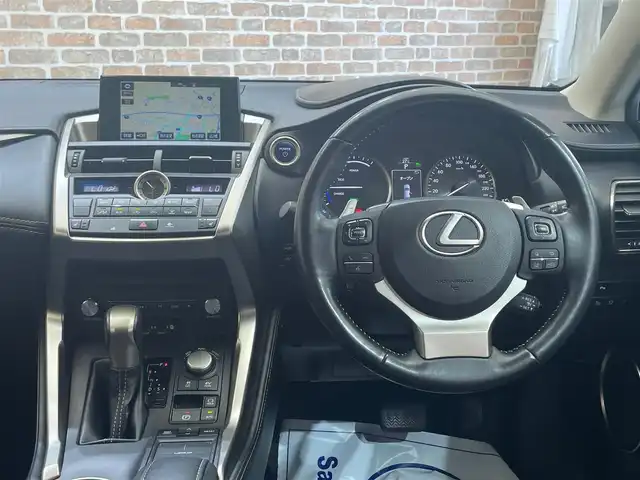 レクサス ＮＸ 300h Iパッケージ 岩手県 2015(平27)年 4.8万km ソニッククォーツ ４WD/寒冷地仕様/レーダークルーズコントロール/プリクラッシュセーフティ/レーンディパーチャーアラート/オートマチックハイビーム/オートブレーキホールド/横滑り防止装置/クリアランスソナー/パドルシフト/ヘッドアップディスプレイ/L-texシート/パワーシート/シートヒーター/ステアリングヒーター/AC100V100Wアクセサリーコンセント/純正ナビ/（CD/DVD/Blu-rayDisc/フルセグ/microSD/AUX/USB/Bluetooth）/ステアリングスイッチ/バックカメラ/ETC2.0/LEDヘッドランプ/純正17インチアルミホイール