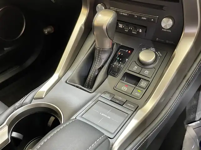 レクサス ＮＸ 300h Iパッケージ 岩手県 2015(平27)年 4.8万km ソニッククォーツ ４WD/寒冷地仕様/レーダークルーズコントロール/プリクラッシュセーフティ/レーンディパーチャーアラート/オートマチックハイビーム/オートブレーキホールド/横滑り防止装置/クリアランスソナー/パドルシフト/ヘッドアップディスプレイ/L-texシート/パワーシート/シートヒーター/ステアリングヒーター/AC100V100Wアクセサリーコンセント/純正ナビ/（CD/DVD/Blu-rayDisc/フルセグ/microSD/AUX/USB/Bluetooth）/ステアリングスイッチ/バックカメラ/ETC2.0/LEDヘッドランプ/純正17インチアルミホイール