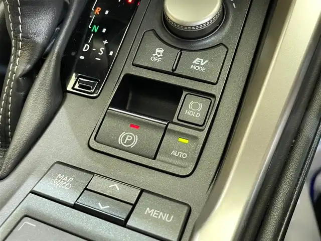 レクサス ＮＸ 300h Iパッケージ 岩手県 2015(平27)年 4.8万km ソニッククォーツ ４WD/寒冷地仕様/レーダークルーズコントロール/プリクラッシュセーフティ/レーンディパーチャーアラート/オートマチックハイビーム/オートブレーキホールド/横滑り防止装置/クリアランスソナー/パドルシフト/ヘッドアップディスプレイ/L-texシート/パワーシート/シートヒーター/ステアリングヒーター/AC100V100Wアクセサリーコンセント/純正ナビ/（CD/DVD/Blu-rayDisc/フルセグ/microSD/AUX/USB/Bluetooth）/ステアリングスイッチ/バックカメラ/ETC2.0/LEDヘッドランプ/純正17インチアルミホイール