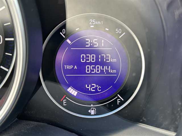 ホンダ フィット 13G Fパッケージ 奈良県 2013(平25)年 3.8万km アラバスターシルバーメタリック 純正ナビ/純正マット/ドアバイザー/スペアキー/取扱説明書/フルフラット/スマートキー/ABS
