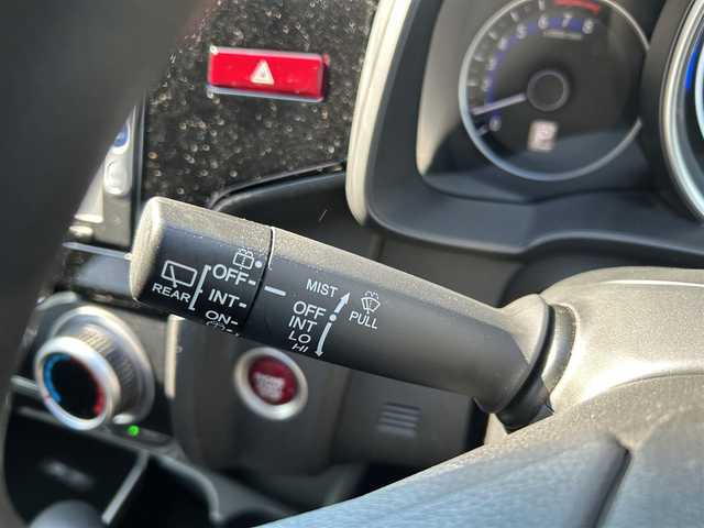 ホンダ フィット 13G Fパッケージ 奈良県 2013(平25)年 3.8万km アラバスターシルバーメタリック 純正ナビ/純正マット/ドアバイザー/スペアキー/取扱説明書/フルフラット/スマートキー/ABS