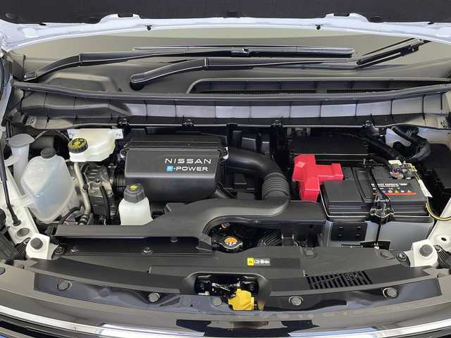 日産 セレナ e－パワー ハイウェイスター V 栃木県 2025(令7)年 0.1千km 白 純正12.3型ナビ（AM/FM/BT/USB/HDMI/フルセグ）/衝突被害軽減システム/純正後席モニター/全方位カメラ/両側パワースライドドア/デジタルインナーミラー/オートホールド付電子パーキング/ブラインドスポットモニター/レーダークルーズコントロール/レーンキープアシスト/コーナーセンサー/ETC/横滑り防止装置/アイドリングストップ/純正アルミホイール/オートLEDライト/オートマチックハイビーム/革巻きステアリング/ステアリングスイッチ