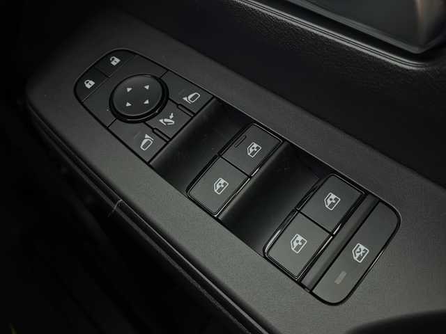 日産 セレナ e－パワー ハイウェイスター V 栃木県 2025(令7)年 0.1千km 白 純正12.3型ナビ（AM/FM/BT/USB/HDMI/フルセグ）/衝突被害軽減システム/純正後席モニター/全方位カメラ/両側パワースライドドア/デジタルインナーミラー/オートホールド付電子パーキング/ブラインドスポットモニター/レーダークルーズコントロール/レーンキープアシスト/コーナーセンサー/ETC/横滑り防止装置/アイドリングストップ/純正アルミホイール/オートLEDライト/オートマチックハイビーム/革巻きステアリング/ステアリングスイッチ