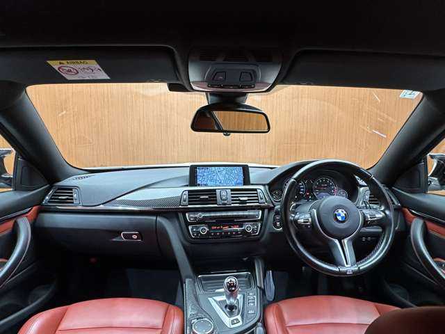 ＢＭＷ Ｍ４ クーペ 千葉県 2015(平27)年 5.3万km アルピンホワイトⅢ 赤革シート　/クルーズコントロール　/HUD　/ナビ　/TV　/Bカメラ　/Bluetooth接続　/電動シート　/シートH　/コンフォートアクセス　/PDC　/LEDライト　/衝突軽減B　/LAK　/ETC　/カーボンFリップスポイラー /トランクスポイラー