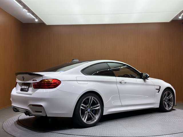 ＢＭＷ Ｍ４ クーペ 千葉県 2015(平27)年 5.3万km アルピンホワイトⅢ 赤革シート　/クルーズコントロール　/HUD　/ナビ　/TV　/Bカメラ　/Bluetooth接続　/電動シート　/シートH　/コンフォートアクセス　/PDC　/LEDライト　/衝突軽減B　/LAK　/ETC　/カーボンFリップスポイラー /トランクスポイラー
