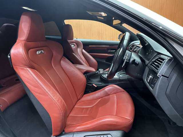 ＢＭＷ Ｍ４ クーペ 千葉県 2015(平27)年 5.3万km アルピンホワイトⅢ 赤革シート　/クルーズコントロール　/HUD　/ナビ　/TV　/Bカメラ　/Bluetooth接続　/電動シート　/シートH　/コンフォートアクセス　/PDC　/LEDライト　/衝突軽減B　/LAK　/ETC　/カーボンFリップスポイラー /トランクスポイラー