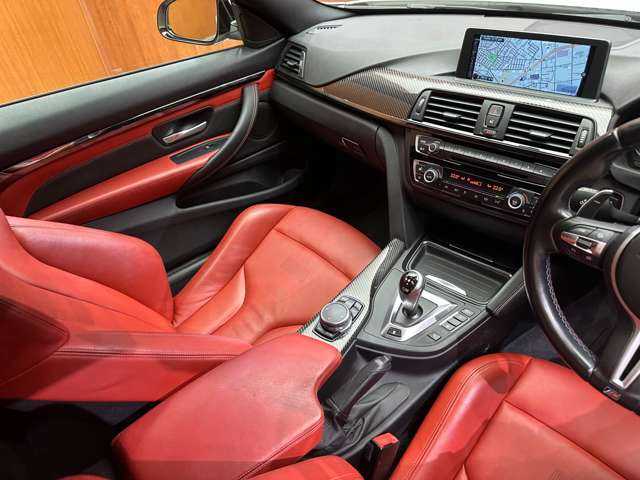 ＢＭＷ Ｍ４ クーペ 千葉県 2015(平27)年 5.3万km アルピンホワイトⅢ 赤革シート　/クルーズコントロール　/HUD　/ナビ　/TV　/Bカメラ　/Bluetooth接続　/電動シート　/シートH　/コンフォートアクセス　/PDC　/LEDライト　/衝突軽減B　/LAK　/ETC　/カーボンFリップスポイラー /トランクスポイラー