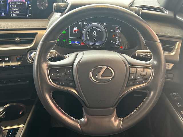 レクサス ＵＸ 250h バージョンC 埼玉県 2019(平31)年 5.6万km ソニッククォーツ プリクラッシュセーフティ/純正10.3インチメモリナビ/　CD/DVD/BT/フルセグ/全方位カメラ/レーダークルーズコントロール/LEDヘッドライト/革シート/シートヒーター/パワーシート/シートメモリー/ブラインドスポットモニター/純正17インチアルミホイール/ステアリングヒーター/ステアリングスイッチ/純正ETC2.0