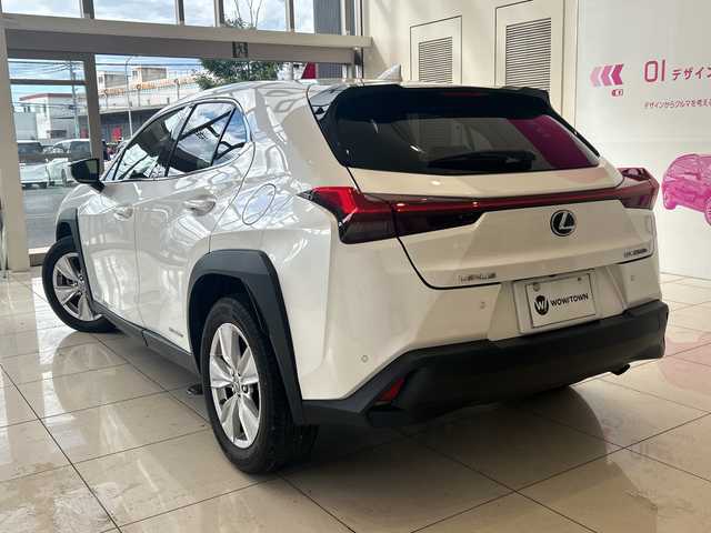 レクサス ＵＸ 250h バージョンC 埼玉県 2019(平31)年 5.6万km ソニッククォーツ プリクラッシュセーフティ/純正10.3インチメモリナビ/　CD/DVD/BT/フルセグ/全方位カメラ/レーダークルーズコントロール/LEDヘッドライト/革シート/シートヒーター/パワーシート/シートメモリー/ブラインドスポットモニター/純正17インチアルミホイール/ステアリングヒーター/ステアリングスイッチ/純正ETC2.0