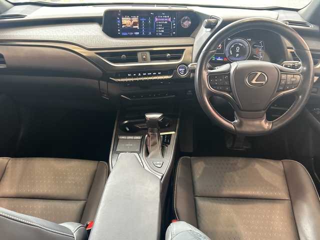 レクサス ＵＸ 250h バージョンC 埼玉県 2019(平31)年 5.6万km ソニッククォーツ プリクラッシュセーフティ/純正10.3インチメモリナビ/　CD/DVD/BT/フルセグ/全方位カメラ/レーダークルーズコントロール/LEDヘッドライト/革シート/シートヒーター/パワーシート/シートメモリー/ブラインドスポットモニター/純正17インチアルミホイール/ステアリングヒーター/ステアリングスイッチ/純正ETC2.0