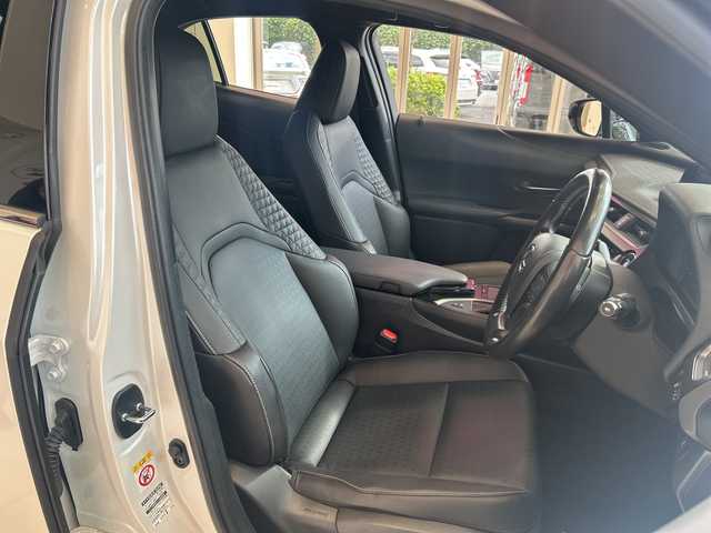 レクサス ＵＸ 250h バージョンC 埼玉県 2019(平31)年 5.6万km ソニッククォーツ プリクラッシュセーフティ/純正10.3インチメモリナビ/　CD/DVD/BT/フルセグ/全方位カメラ/レーダークルーズコントロール/LEDヘッドライト/革シート/シートヒーター/パワーシート/シートメモリー/ブラインドスポットモニター/純正17インチアルミホイール/ステアリングヒーター/ステアリングスイッチ/純正ETC2.0