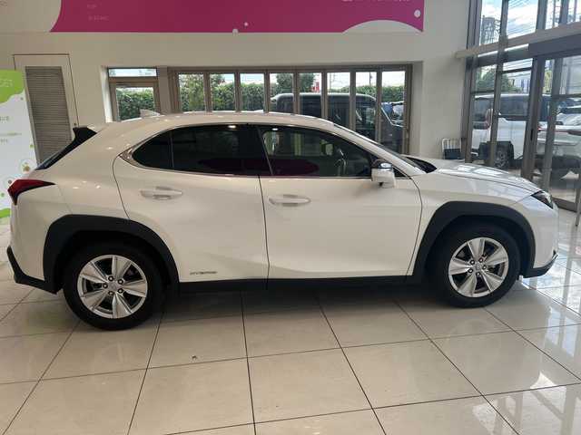 レクサス ＵＸ 250h バージョンC 埼玉県 2019(平31)年 5.6万km ソニッククォーツ プリクラッシュセーフティ/純正10.3インチメモリナビ/　CD/DVD/BT/フルセグ/全方位カメラ/レーダークルーズコントロール/LEDヘッドライト/革シート/シートヒーター/パワーシート/シートメモリー/ブラインドスポットモニター/純正17インチアルミホイール/ステアリングヒーター/ステアリングスイッチ/純正ETC2.0