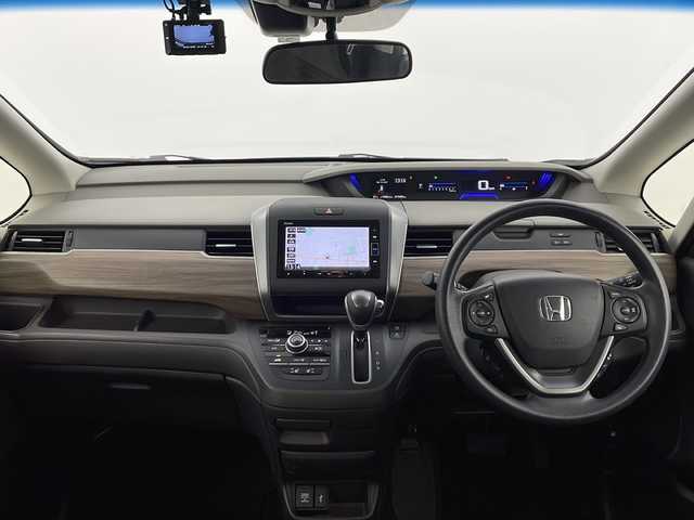 ホンダ フリード G 愛知県 2023(令5)年 2万km プラチナホワイトパール ワンオーナー/純正ナビ/【Bluetooth/フルセグTV/CD/DVD】/両側パワースライドドア/Honda SENSING/・衝突軽減ブレーキ/・歩行者事故低減ステアリング/・アダプティブクルーズコントロール/・車線維持支援システム/・路外逸脱抑制機能/・誤発進抑制機能/・先行車発進お知らせ機能/・標識認識機能/・後方誤発進抑制機能/アイドリングストップ/シートヒーター/ウレタンステア/ビルトインETC/サイドシェード/前後ドライブレコーダー/ドアバイザー/ISOFIX/ECON/LEDオートライト/電動格納ミラー