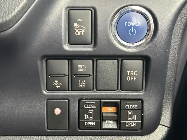 トヨタ ヴォクシー ハイブリッド ZS 煌Ⅱ 千葉県 2017(平29)年 2.9万km アイスチタニウムマイカメタリック 禁煙車/ワンオーナー/トヨタセーフティセンス/・先行車発進お知らせシステム/・レーンディパーチャーアラート/・クリアランスソナー/両側電動ドア/純正７インチメモリナビ/・型番：NSZT-W66T/・CD/DVD/Bluetooth/フルセグTV/・バックカメラ/・ビルトインETC２.０/革巻きステアリング/・ステアリングスイッチ/左右独立エアコン/社外フロアマット/純正１６インチAW/オートライト/・オートマチックハイビーム/・LEDヘッドライト/・LEDフォグランプ