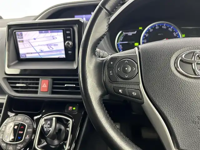 トヨタ ヴォクシー ハイブリッド ZS 煌Ⅱ 千葉県 2017(平29)年 2.9万km アイスチタニウムマイカメタリック 禁煙車/ワンオーナー/トヨタセーフティセンス/・先行車発進お知らせシステム/・レーンディパーチャーアラート/・クリアランスソナー/両側電動ドア/純正７インチメモリナビ/・型番：NSZT-W66T/・CD/DVD/Bluetooth/フルセグTV/・バックカメラ/・ビルトインETC２.０/革巻きステアリング/・ステアリングスイッチ/左右独立エアコン/社外フロアマット/純正１６インチAW/オートライト/・オートマチックハイビーム/・LEDヘッドライト/・LEDフォグランプ