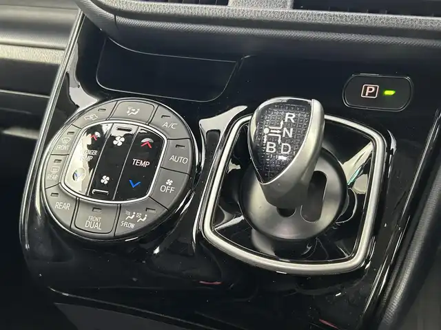 トヨタ ヴォクシー ハイブリッド ZS 煌Ⅱ 千葉県 2017(平29)年 2.9万km アイスチタニウムマイカメタリック 禁煙車/ワンオーナー/トヨタセーフティセンス/・先行車発進お知らせシステム/・レーンディパーチャーアラート/・クリアランスソナー/両側電動ドア/純正７インチメモリナビ/・型番：NSZT-W66T/・CD/DVD/Bluetooth/フルセグTV/・バックカメラ/・ビルトインETC２.０/革巻きステアリング/・ステアリングスイッチ/左右独立エアコン/社外フロアマット/純正１６インチAW/オートライト/・オートマチックハイビーム/・LEDヘッドライト/・LEDフォグランプ