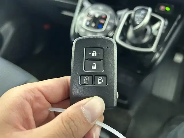 トヨタ ヴォクシー ハイブリッド ZS 煌Ⅱ 千葉県 2017(平29)年 2.9万km アイスチタニウムマイカメタリック 禁煙車/ワンオーナー/トヨタセーフティセンス/・先行車発進お知らせシステム/・レーンディパーチャーアラート/・クリアランスソナー/両側電動ドア/純正７インチメモリナビ/・型番：NSZT-W66T/・CD/DVD/Bluetooth/フルセグTV/・バックカメラ/・ビルトインETC２.０/革巻きステアリング/・ステアリングスイッチ/左右独立エアコン/社外フロアマット/純正１６インチAW/オートライト/・オートマチックハイビーム/・LEDヘッドライト/・LEDフォグランプ