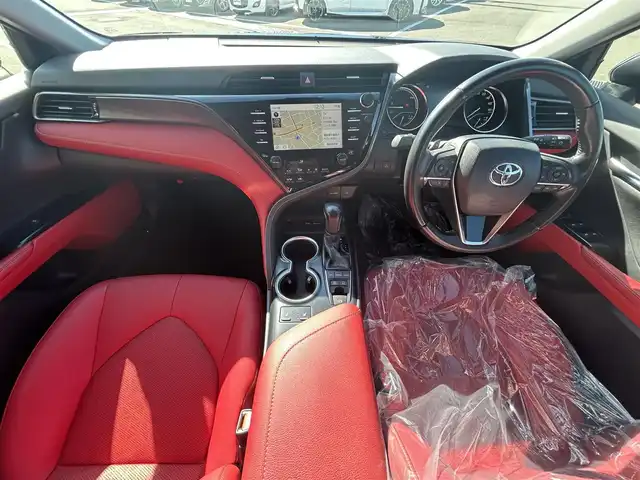 トヨタ カムリ WS ブラックエディション 愛媛県 2020(令2)年 6.8万km プレシャスブラックパール 純正8型ディスプレイオーディオ(フルセグTV/Bluetooth)/バックカメラ/赤レザーシート/前席シートヒーター/パワーシート/トヨタセーフティセンス/衝突被害軽減装置/車線逸脱防止装置/レーダークルーズコントロール/ブラインドスポットモニター/クリアランスソナー/100V/1500Wコンセント/USB入力端子/パドルシフト/ステアリングリモコン/電格ミラー/ヒートミラー/電動パーキングブレーキ/AutoHold機能/シガーソケット/現状サマー(純正AW)(235/45/R18)/DUNLOP LE MANS V＋/禁煙車