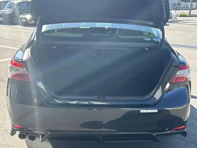 トヨタ カムリ WS ブラックエディション 愛媛県 2020(令2)年 6.8万km プレシャスブラックパール 純正8型ディスプレイオーディオ(フルセグTV/Bluetooth)/バックカメラ/赤レザーシート/前席シートヒーター/パワーシート/トヨタセーフティセンス/衝突被害軽減装置/車線逸脱防止装置/レーダークルーズコントロール/ブラインドスポットモニター/クリアランスソナー/100V/1500Wコンセント/USB入力端子/パドルシフト/ステアリングリモコン/電格ミラー/ヒートミラー/電動パーキングブレーキ/AutoHold機能/シガーソケット/現状サマー(純正AW)(235/45/R18)/DUNLOP LE MANS V＋/禁煙車