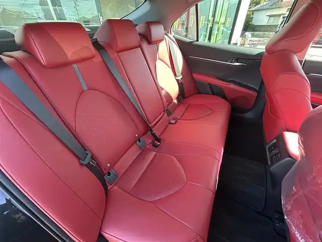 トヨタ カムリ WS ブラックエディション 愛媛県 2020(令2)年 6.8万km プレシャスブラックパール 純正8型ディスプレイオーディオ(フルセグTV/Bluetooth)/バックカメラ/赤レザーシート/前席シートヒーター/パワーシート/トヨタセーフティセンス/衝突被害軽減装置/車線逸脱防止装置/レーダークルーズコントロール/ブラインドスポットモニター/クリアランスソナー/100V/1500Wコンセント/USB入力端子/パドルシフト/ステアリングリモコン/電格ミラー/ヒートミラー/電動パーキングブレーキ/AutoHold機能/シガーソケット/現状サマー(純正AW)(235/45/R18)/DUNLOP LE MANS V＋/禁煙車