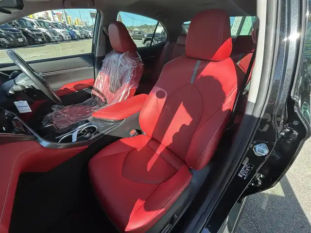 トヨタ カムリ WS ブラックエディション 愛媛県 2020(令2)年 6.8万km プレシャスブラックパール 純正8型ディスプレイオーディオ(フルセグTV/Bluetooth)/バックカメラ/赤レザーシート/前席シートヒーター/パワーシート/トヨタセーフティセンス/衝突被害軽減装置/車線逸脱防止装置/レーダークルーズコントロール/ブラインドスポットモニター/クリアランスソナー/100V/1500Wコンセント/USB入力端子/パドルシフト/ステアリングリモコン/電格ミラー/ヒートミラー/電動パーキングブレーキ/AutoHold機能/シガーソケット/現状サマー(純正AW)(235/45/R18)/DUNLOP LE MANS V＋/禁煙車