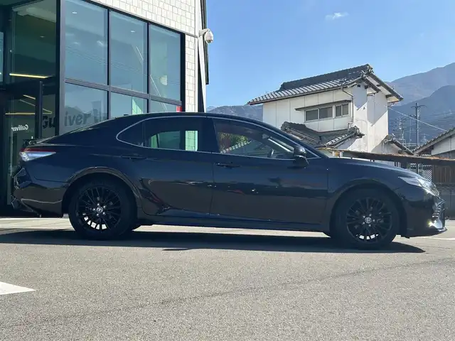 トヨタ カムリ WS ブラックエディション 愛媛県 2020(令2)年 6.8万km プレシャスブラックパール 純正8型ディスプレイオーディオ(フルセグTV/Bluetooth)/バックカメラ/赤レザーシート/前席シートヒーター/パワーシート/トヨタセーフティセンス/衝突被害軽減装置/車線逸脱防止装置/レーダークルーズコントロール/ブラインドスポットモニター/クリアランスソナー/100V/1500Wコンセント/USB入力端子/パドルシフト/ステアリングリモコン/電格ミラー/ヒートミラー/電動パーキングブレーキ/AutoHold機能/シガーソケット/現状サマー(純正AW)(235/45/R18)/DUNLOP LE MANS V＋/禁煙車