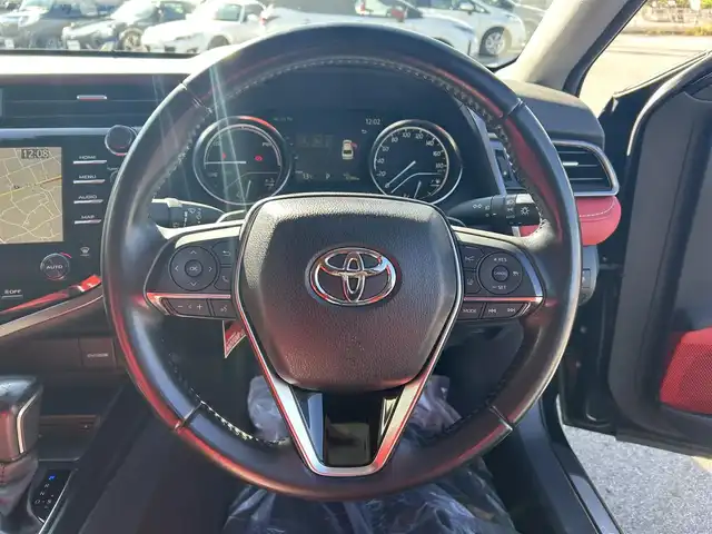 トヨタ カムリ WS ブラックエディション 愛媛県 2020(令2)年 6.8万km プレシャスブラックパール 純正8型ディスプレイオーディオ(フルセグTV/Bluetooth)/バックカメラ/赤レザーシート/前席シートヒーター/パワーシート/トヨタセーフティセンス/衝突被害軽減装置/車線逸脱防止装置/レーダークルーズコントロール/ブラインドスポットモニター/クリアランスソナー/100V/1500Wコンセント/USB入力端子/パドルシフト/ステアリングリモコン/電格ミラー/ヒートミラー/電動パーキングブレーキ/AutoHold機能/シガーソケット/現状サマー(純正AW)(235/45/R18)/DUNLOP LE MANS V＋/禁煙車