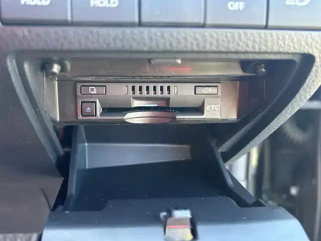 トヨタ カムリ WS ブラックエディション 愛媛県 2020(令2)年 6.8万km プレシャスブラックパール 純正8型ディスプレイオーディオ(フルセグTV/Bluetooth)/バックカメラ/赤レザーシート/前席シートヒーター/パワーシート/トヨタセーフティセンス/衝突被害軽減装置/車線逸脱防止装置/レーダークルーズコントロール/ブラインドスポットモニター/クリアランスソナー/100V/1500Wコンセント/USB入力端子/パドルシフト/ステアリングリモコン/電格ミラー/ヒートミラー/電動パーキングブレーキ/AutoHold機能/シガーソケット/現状サマー(純正AW)(235/45/R18)/DUNLOP LE MANS V＋/禁煙車