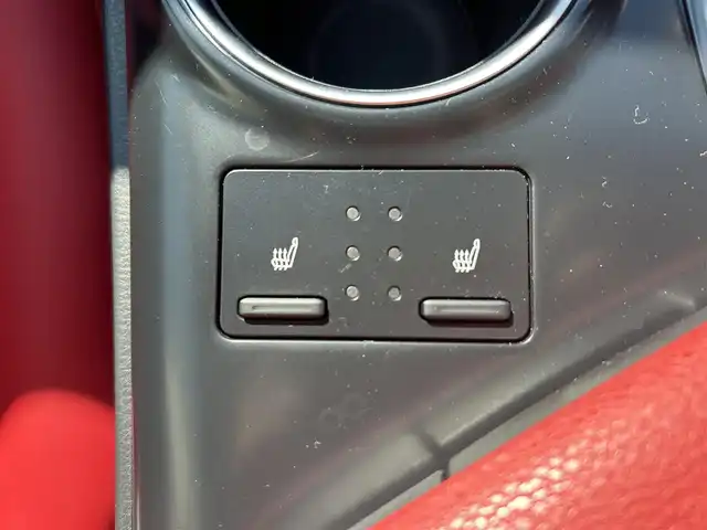 トヨタ カムリ WS ブラックエディション 愛媛県 2020(令2)年 6.8万km プレシャスブラックパール 純正8型ディスプレイオーディオ(フルセグTV/Bluetooth)/バックカメラ/赤レザーシート/前席シートヒーター/パワーシート/トヨタセーフティセンス/衝突被害軽減装置/車線逸脱防止装置/レーダークルーズコントロール/ブラインドスポットモニター/クリアランスソナー/100V/1500Wコンセント/USB入力端子/パドルシフト/ステアリングリモコン/電格ミラー/ヒートミラー/電動パーキングブレーキ/AutoHold機能/シガーソケット/現状サマー(純正AW)(235/45/R18)/DUNLOP LE MANS V＋/禁煙車