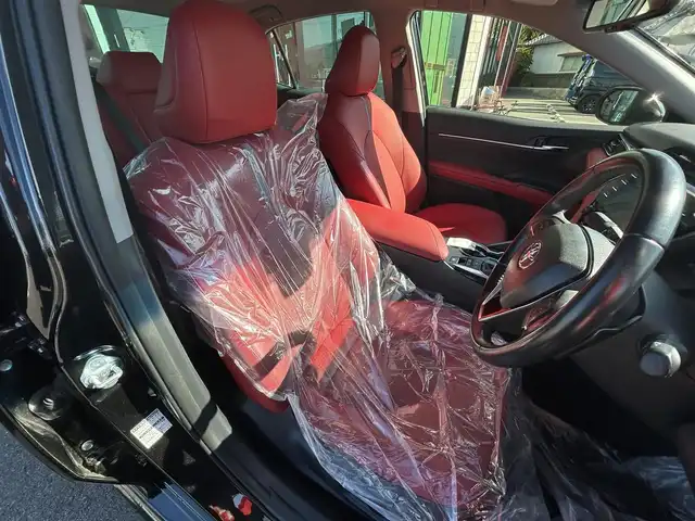 トヨタ カムリ WS ブラックエディション 愛媛県 2020(令2)年 6.8万km プレシャスブラックパール 純正8型ディスプレイオーディオ(フルセグTV/Bluetooth)/バックカメラ/赤レザーシート/前席シートヒーター/パワーシート/トヨタセーフティセンス/衝突被害軽減装置/車線逸脱防止装置/レーダークルーズコントロール/ブラインドスポットモニター/クリアランスソナー/100V/1500Wコンセント/USB入力端子/パドルシフト/ステアリングリモコン/電格ミラー/ヒートミラー/電動パーキングブレーキ/AutoHold機能/シガーソケット/現状サマー(純正AW)(235/45/R18)/DUNLOP LE MANS V＋/禁煙車