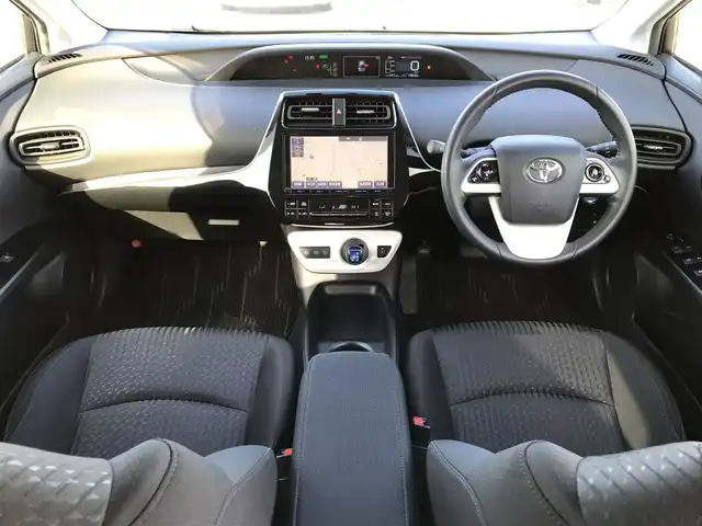 トヨタ プリウス S 鳥取県 2017(平29)年 8万km ホワイトパールクリスタルシャイン 純正9インチナビ/フルセグ/CD/DVD/BT/バックカメラ/サンルーフ/ビルトインETC/LEDヘットライト/フォグライト/オートライト/横滑り防止装置/社外18インチアルミホイール/プッシュエンジンスタート/スマートキー/フロアマット・ドアバイザー/スタットレスセット積込（タイヤ溝6部山）