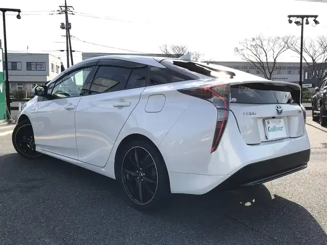 トヨタ プリウス S 鳥取県 2017(平29)年 8万km ホワイトパールクリスタルシャイン 純正9インチナビ/フルセグ/CD/DVD/BT/バックカメラ/サンルーフ/ビルトインETC/LEDヘットライト/フォグライト/オートライト/横滑り防止装置/社外18インチアルミホイール/プッシュエンジンスタート/スマートキー/フロアマット・ドアバイザー/スタットレスセット積込（タイヤ溝6部山）