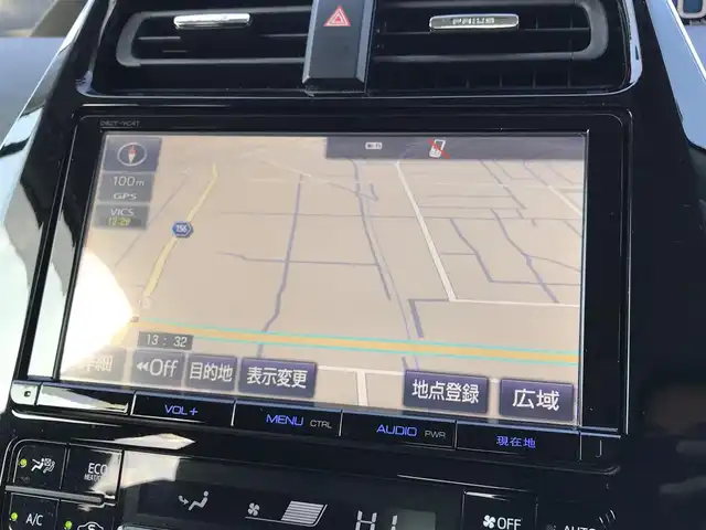 トヨタ プリウス S 鳥取県 2017(平29)年 8万km ホワイトパールクリスタルシャイン 純正9インチナビ/フルセグ/CD/DVD/BT/バックカメラ/サンルーフ/ビルトインETC/LEDヘットライト/フォグライト/オートライト/横滑り防止装置/社外18インチアルミホイール/プッシュエンジンスタート/スマートキー/フロアマット・ドアバイザー/スタットレスセット積込（タイヤ溝6部山）