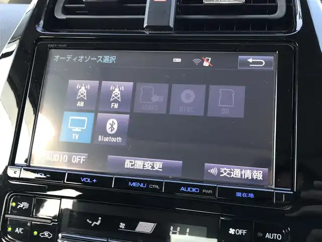 トヨタ プリウス S 鳥取県 2017(平29)年 8万km ホワイトパールクリスタルシャイン 純正9インチナビ/フルセグ/CD/DVD/BT/バックカメラ/サンルーフ/ビルトインETC/LEDヘットライト/フォグライト/オートライト/横滑り防止装置/社外18インチアルミホイール/プッシュエンジンスタート/スマートキー/フロアマット・ドアバイザー/スタットレスセット積込（タイヤ溝6部山）