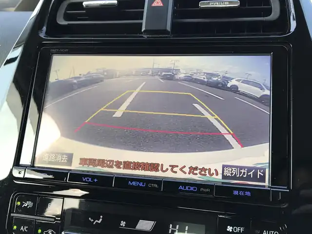 トヨタ プリウス S 鳥取県 2017(平29)年 8万km ホワイトパールクリスタルシャイン 純正9インチナビ/フルセグ/CD/DVD/BT/バックカメラ/サンルーフ/ビルトインETC/LEDヘットライト/フォグライト/オートライト/横滑り防止装置/社外18インチアルミホイール/プッシュエンジンスタート/スマートキー/フロアマット・ドアバイザー/スタットレスセット積込（タイヤ溝6部山）