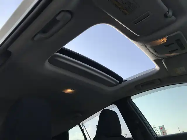 トヨタ プリウス S 鳥取県 2017(平29)年 8万km ホワイトパールクリスタルシャイン 純正9インチナビ/フルセグ/CD/DVD/BT/バックカメラ/サンルーフ/ビルトインETC/LEDヘットライト/フォグライト/オートライト/横滑り防止装置/社外18インチアルミホイール/プッシュエンジンスタート/スマートキー/フロアマット・ドアバイザー/スタットレスセット積込（タイヤ溝6部山）