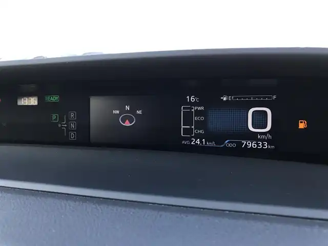 トヨタ プリウス S 鳥取県 2017(平29)年 8万km ホワイトパールクリスタルシャイン 純正9インチナビ/フルセグ/CD/DVD/BT/バックカメラ/サンルーフ/ビルトインETC/LEDヘットライト/フォグライト/オートライト/横滑り防止装置/社外18インチアルミホイール/プッシュエンジンスタート/スマートキー/フロアマット・ドアバイザー/スタットレスセット積込（タイヤ溝6部山）