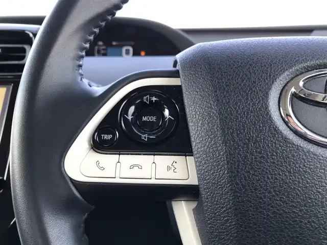 トヨタ プリウス S 鳥取県 2017(平29)年 8万km ホワイトパールクリスタルシャイン 純正9インチナビ/フルセグ/CD/DVD/BT/バックカメラ/サンルーフ/ビルトインETC/LEDヘットライト/フォグライト/オートライト/横滑り防止装置/社外18インチアルミホイール/プッシュエンジンスタート/スマートキー/フロアマット・ドアバイザー/スタットレスセット積込（タイヤ溝6部山）