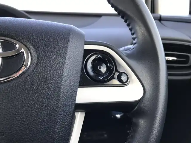 トヨタ プリウス S 鳥取県 2017(平29)年 8万km ホワイトパールクリスタルシャイン 純正9インチナビ/フルセグ/CD/DVD/BT/バックカメラ/サンルーフ/ビルトインETC/LEDヘットライト/フォグライト/オートライト/横滑り防止装置/社外18インチアルミホイール/プッシュエンジンスタート/スマートキー/フロアマット・ドアバイザー/スタットレスセット積込（タイヤ溝6部山）