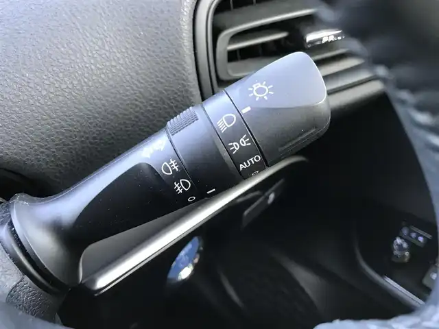 トヨタ プリウス S 鳥取県 2017(平29)年 8万km ホワイトパールクリスタルシャイン 純正9インチナビ/フルセグ/CD/DVD/BT/バックカメラ/サンルーフ/ビルトインETC/LEDヘットライト/フォグライト/オートライト/横滑り防止装置/社外18インチアルミホイール/プッシュエンジンスタート/スマートキー/フロアマット・ドアバイザー/スタットレスセット積込（タイヤ溝6部山）