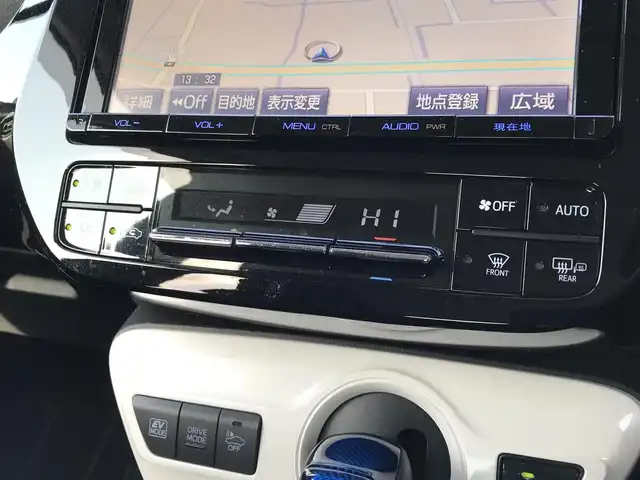 トヨタ プリウス S 鳥取県 2017(平29)年 8万km ホワイトパールクリスタルシャイン 純正9インチナビ/フルセグ/CD/DVD/BT/バックカメラ/サンルーフ/ビルトインETC/LEDヘットライト/フォグライト/オートライト/横滑り防止装置/社外18インチアルミホイール/プッシュエンジンスタート/スマートキー/フロアマット・ドアバイザー/スタットレスセット積込（タイヤ溝6部山）